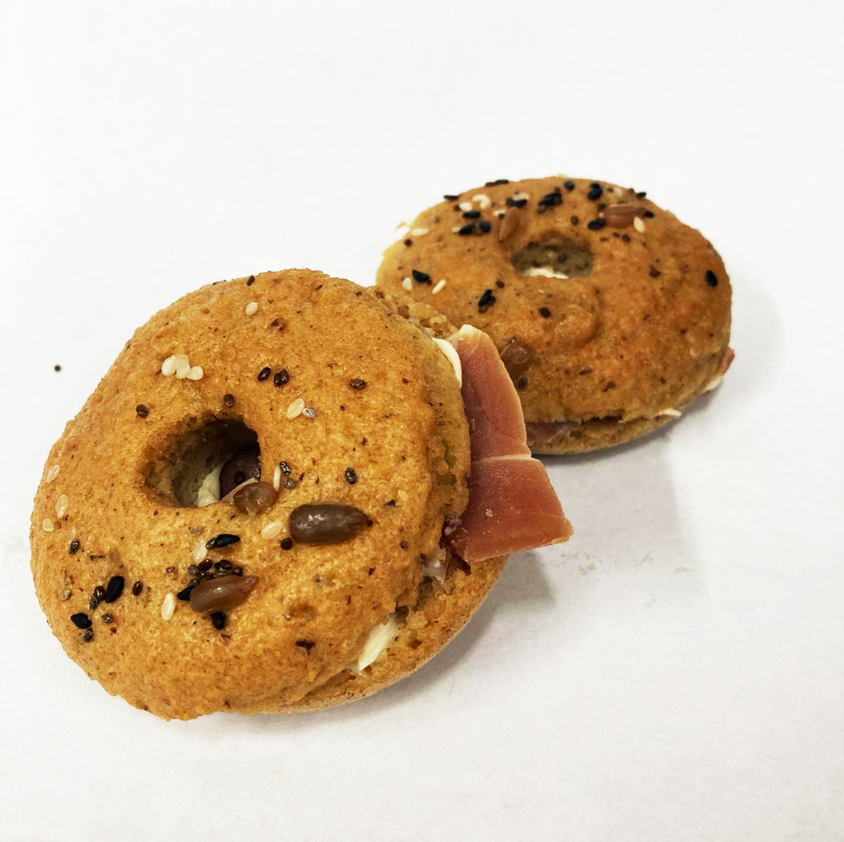 Bagels Jamón Serrano con Queso Crema, bagels sin gluten, bagels montevideo, bagels semillas
